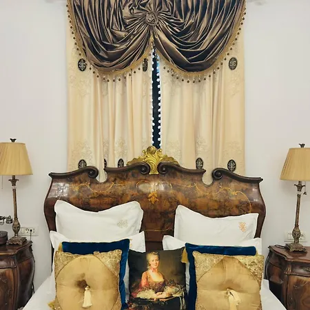 Conacul Coroanei Luxury Boutique-3